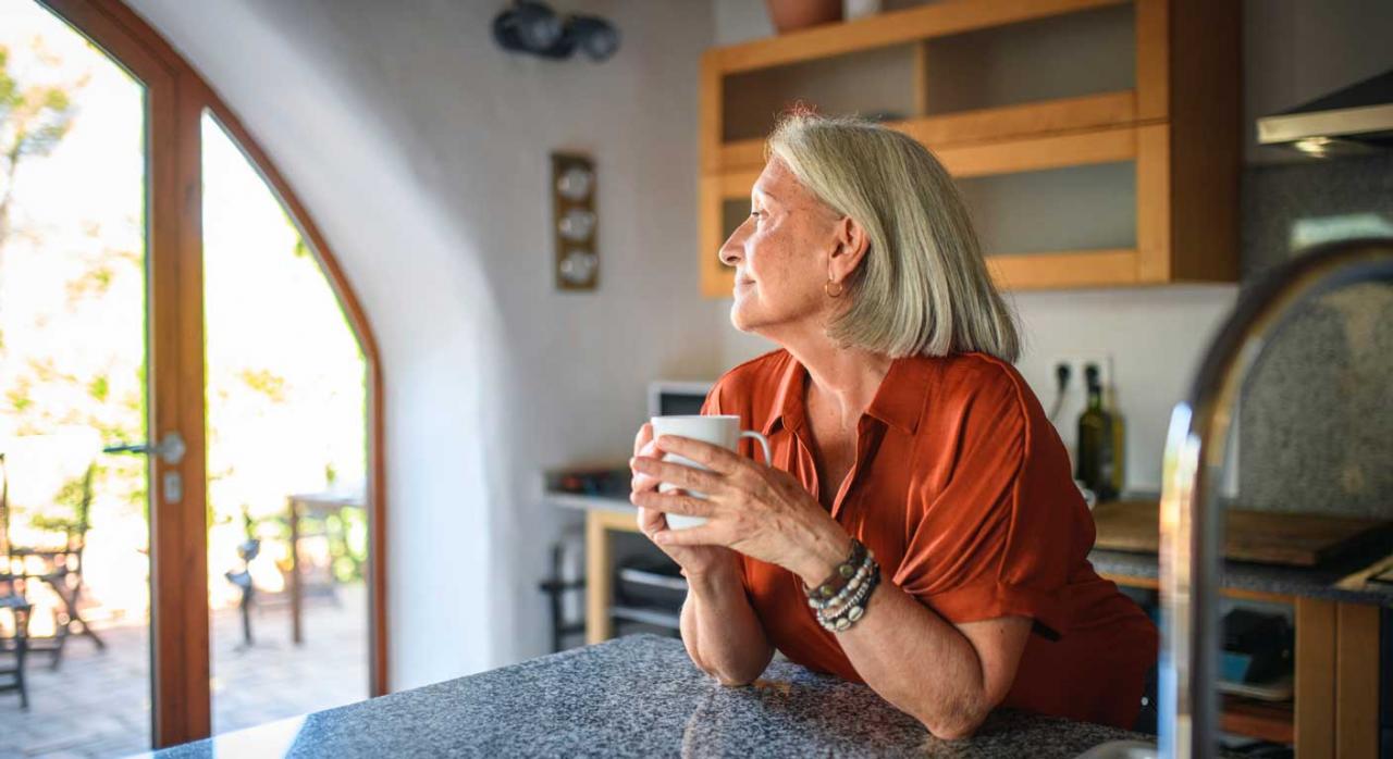 Complemento de pensión; brecha de género; aportación demográfica Complemento de pensión; brecha de género; aportación demográfica. Imagen de una mujer mayor con una taza en la mano