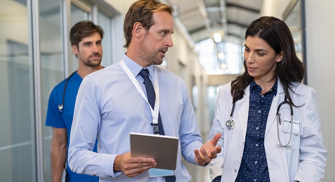 Criterio ITSS Criterio ITSS. Imagen de un médico en una conversación con un especialista