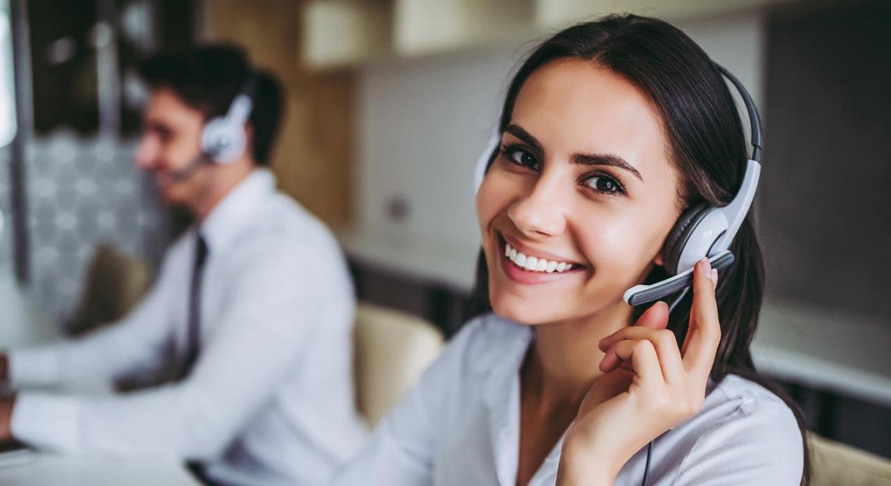 La nueva baja no permite a la empresa valorar si decide formalizar o no un nuevo contrato de interinidad La nueva baja no permite a la empresa valorar si decide formalizar o no un nuevo contrato de interinidad. Imagen de dos personas hablando por telefono y con cascos