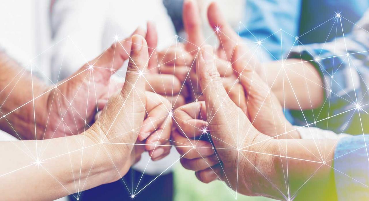 Socios trabajadores de cooperativas de trabajo asociado Socios trabajadores de trabajo asociado. Grupo diverso y multiétnico de colegas que unen las manos