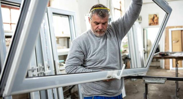 Deportistas profesionales, marina mercante, industria y construcción Publicado el Catálogo de Ocupaciones de Difícil Cobertura para el primer trimestre de 2026. Imagen de un hombre montando una ventana