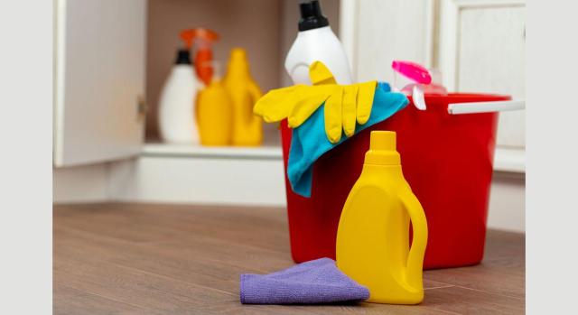 El SEPE regula la formación preventiva de las empleadas del hogar y permite obtener un certificado o diploma oficial tras superar la autoevaluación en la plataforma eFundae Empleadas del hogar: formación en prevención de riesgos laborales. Imagen cubo de la fregona con productos de limpieza