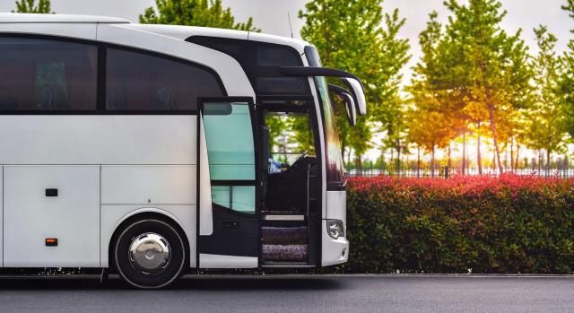 El Tribunal Supremo fija que el empleador debe pagar la tasa de renovación del Certificado de Aptitud Profesional del sector de transporte de viajeros por carretera. Imagen de un autobús