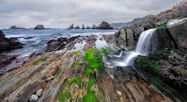 Consulte aquí los Convenios Colectivos Estatales, de CC. AA. y Provinciales. Imagen de Gueirua Beach, Cudillero, Asturias, España