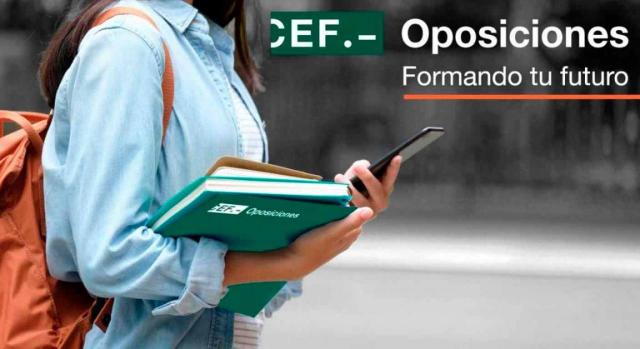 Oferta de Empleo Público para 2020. Imagen de una estudiante con las carpetas de CEF