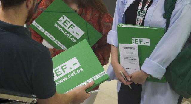 Oferta de empleo público 2023. Imagen de unos estudiantes con las carpetas del CEF