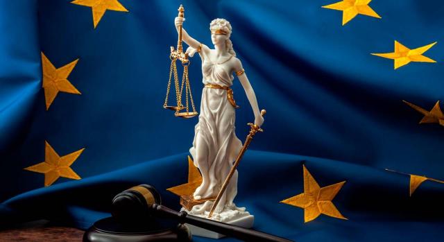 Se trata de sentencias cuasi normativas. Imagen de figura de la Justicia dentro del círculo de estrellas en alusión a la Unión Europea