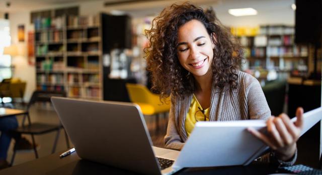 Universidad del País Vasco. El personal investigador doctor con contrato de duración determinada tiene derecho a percibir el mismo salario que los doctores investigadores contratados de manera directa. Imagen de una chica estudiando en una biblioteca