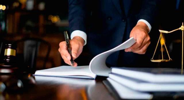 Selección jurisprudencia 16 a 31 de mayo Selección jurisprudencia 16 a 31 de mayo. Abogado firmando un documento