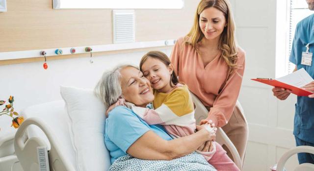 El permiso por hospitalización de parientes puede disfrutarse cada vez que se produzca un nuevo hecho causante, con independencia de las veces que se repita, sin estar limitado a un máximo de cinco días al año. Imagen de una niña visitando a su abuela en el hospital