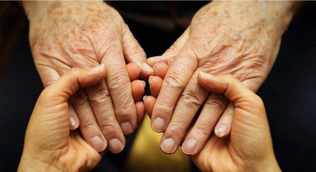 Medidas para residencias de mayores. Imagen de unas manos de una persona mayor