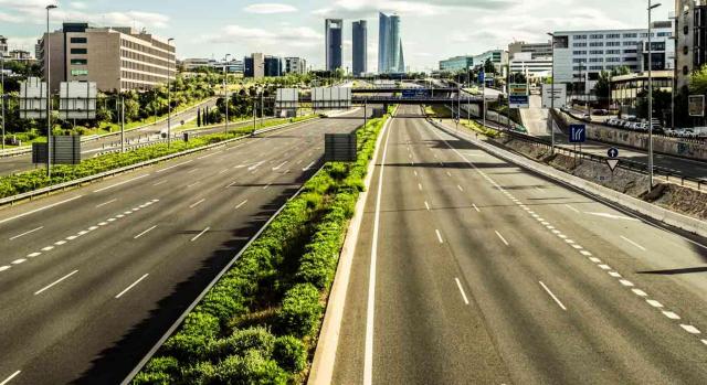 Acceso Madrid con las cuatro torres al fondo