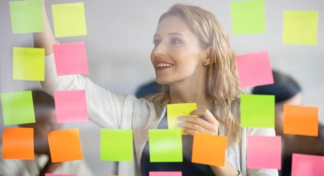 El artículo 57 de la LOI tiene efecto directo sin mediación de las correspondientes bases de la convocatoria. Imagen de mujer pegando y despegando post-it en una tabla de scrum