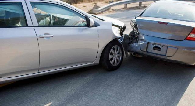 Accidente in itinere funcionario. Un coche que ha dado un golpe a otro que tiene delante