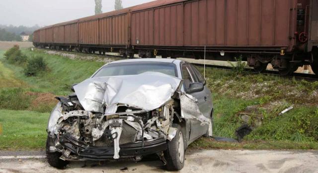 La imprudencia temeraria requiere plena conciencia del grave riesgo. Imagen de un tren de mercancías y un coche accidentado