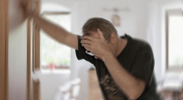 Tanto el accidente laboral como no laboral no son, en absoluto, términos médicos, sino jurídicos. Imagen de hombre mareado u otro problema de salud cerebrovascular