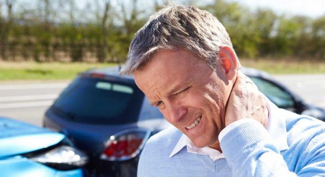 La conducta del trabajador responde a patrones usuales de convivencia. Imagen de hombre que acaba de tener un pequeño accidente y se toca el cuello