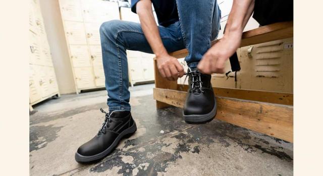 Aunque el trabajador ya se hubiera puesto las botas de seguridad. Imagen de trabajador poniéndose las botas de trabajo