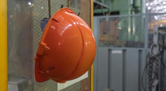 Mutuas: planificación de actividades preventivas 2024. Imagen de casco de obrero