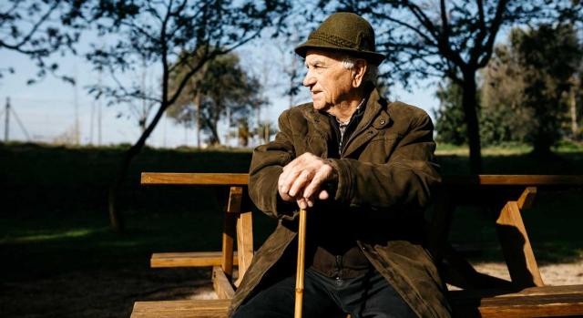 El Gobierno y los interlocutores sociales cierran un texto en la mesa del diálogo social sobre pensiones. Imagen de jubilado sentado en un banco en el parque