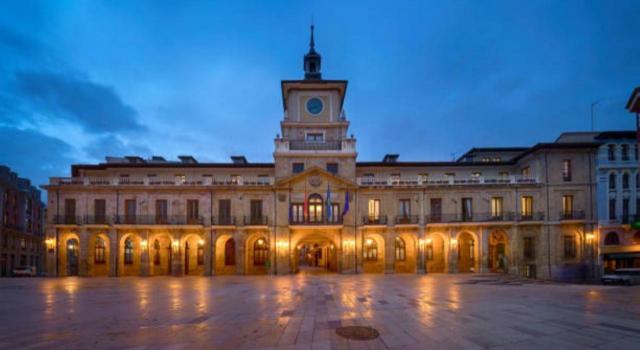 El TSJM rechaza declarar fijos a tres trabajadores públicos tras las cuestiones prejudiciales elevadas al Tribunal de Justicia de la Unión Europea. Imagen de un ayuntamiento en el atardecer