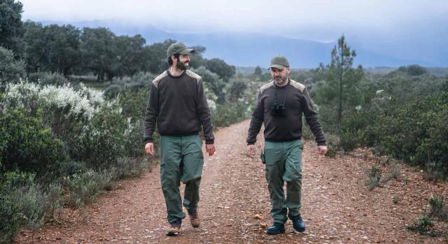 Con entrada en vigor condicionada. Equipo de dos agentes forestales profesionales de guardaparques que trabajan en la Reserva del Parque Nacional en España