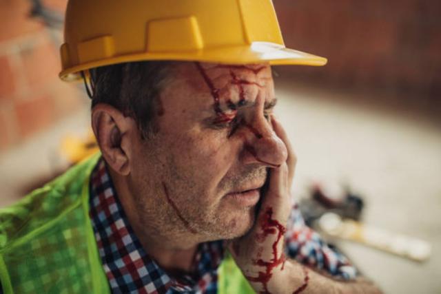 albañil que sufre la pérdida total de visión en un ojo