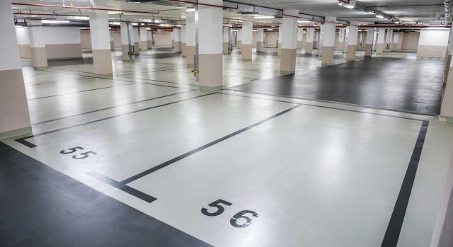 Ingreso mínimo vital. A efectos de valorar el patrimonio del solicitante no se considera vivienda habitual la plaza de garaje. Imagen de un aparcamiento subterraneo vacío