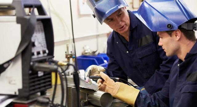 Análisis pormenorizado del contenido del Real Decreto 1065/2025 que desarrolla reglamentariamente el régimen jurídico de los contratos formativos Régimen jurídico del contrato formativo tras el RD 1065/2025. Imagen de un ingeniero enseñando a un aprendiz a como soldar