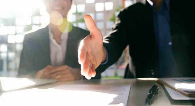 Apretón de manos después de un pacto