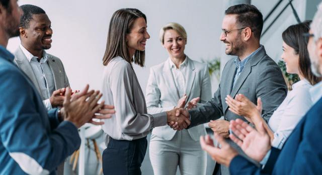 Cómo prepararse para afrontar los retos a los que se enfrentan las startups. Imagen de unos jovenes empresarios saludándose