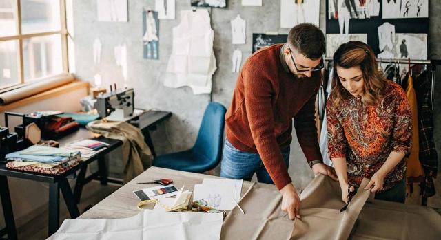 Autónomos: régimen profesional común y derechos colectivos. Imagen de dos trabajadores en taller textil