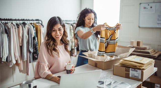 Autónomos. Imagen de dos mujeres en una tienda