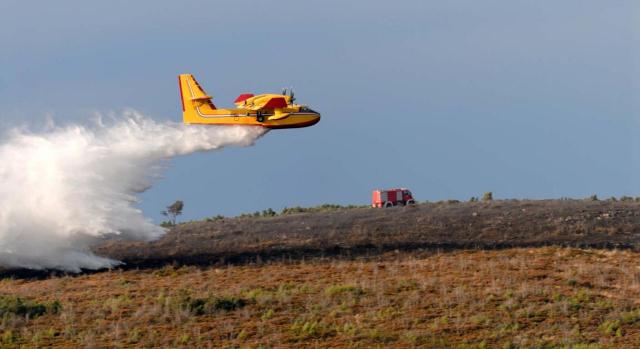 Aviación civil. Exenciones para prorrogar su uso. Imagen de avionesta contra incendios con carga de agua