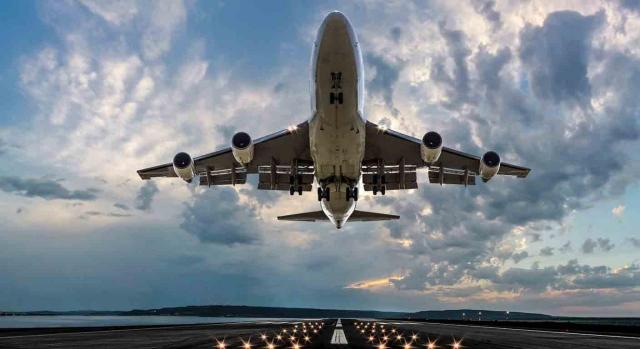 Covid despido . Imagen de un avión despegando