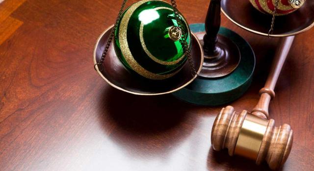 Consulte aquí la selección de sentencias más importantes recopiladas entre el 1 y el 15 de diciembre de 2025. Imagen de la balanza de juez en el que hay una bola de navidad verde