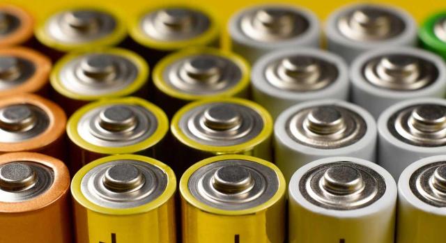 Aportaciones económicas por despidos que afecten a trabajadores de 50 o más años en empresas con beneficios. Si se cumplen los requisitos legales no cabe dejar sin efecto la liquidación por consideraciones no previstas en la norma. Imagen de muchas baterías de pilas de colores