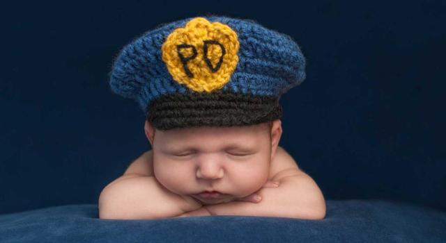 Función pública. Trabajadores con jornadas especiales. Interpretación del concepto «semanas completas» para disfrute del permiso no obligatorio del progenitor diferente de la madre biológica por nacimiento o cuidado de hijo. Imagen de un bebe con un gorro de ganchillo de policía