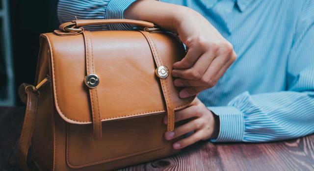 Media Markt Saturn SAU. Vulneración de derechos fundamentales. Derecho a la dignidad y a la intimidad Condenan a Media Markt a indemnizar con 7.251 euros a una empleada por vulnerar su derecho fundamental a la intimidad al revisar su bolso diariamente tras concluir la jornada laboral. Imagen de un bolso efecto cuero de una mujer