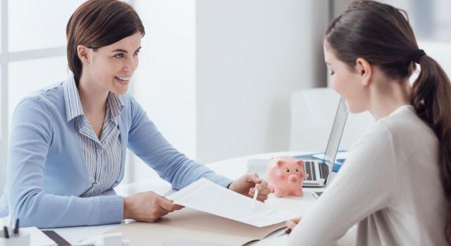 Dos mujeres firmando las bonificaciones y reducciones de una contrato laboral