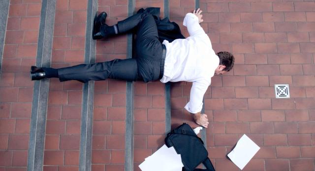 Accidente de trabajo in itinere. Resbalón y caída que se produce en los escalones de salida de vivienda unifamiliar No es accidente de trabajo in itinere la caída que se produce en los escalones de salida de la vivienda unifamiliar. Imagen de un hombre en el suelo tras caerse por las escaleras