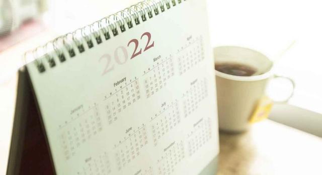 Clases pasivas; gestión; INSS; Ministerio de Economía y Hacienda. Calendario sobremesa del año 2022 y un café al lado