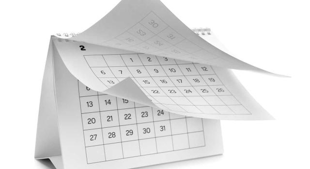 Incapacidad temporal (IT). Determinación la fecha en la que deben fijarse los efectos económicos cuando la prestación es reconocida en vía administrativa como derivada enfermedad común y calificada como derivada de accidente de trabajo en el proceso judicial El principio de oficialidad quiebra cuando se discute la etiología de las dolencias de las que deriva la IT y el trabajador debe presentar una solicitud de determinación de la contingencia. Imagen de un calendario blanco