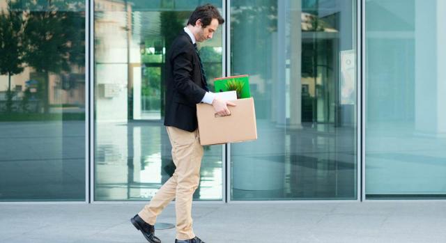 La calificación del despido: diferencias entre nulidad e improcedencia. Imagen de hombre con caja de cartón caminando por la calle