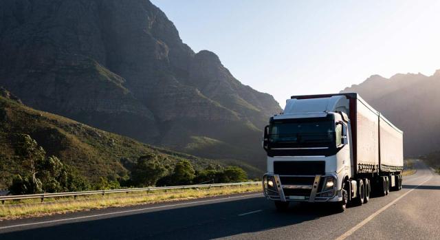 Se interpretan los artículos 3 y 6 del Convenio de Roma Se interpretan los artículos 3 y 6 del Convenio de Roma. Camión conducido a través de un puerto de montaña en la carretera