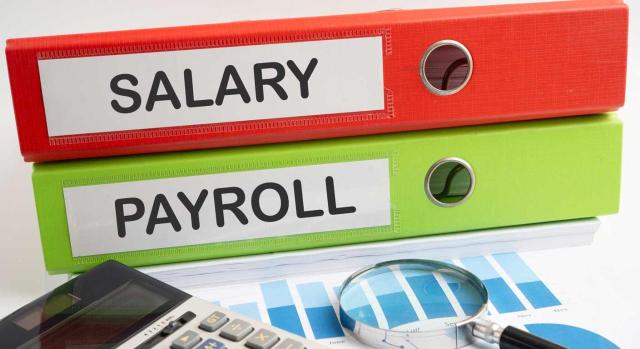 Qué es el MEI y cómo afecta a las nóminas en 2026 Qué es el Mecanismo de Equidad Intergeneracional (MEI) y cómo afecta a las nóminas en 2026. Imagen de dos carpetas archivadoras con el nombre de nóminas y salario