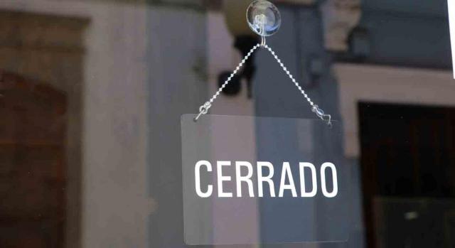 Jubilación anticipada; despido tácito; cierre de empresa; reestructuración empresarial. Cartel en una puerta de cerrado