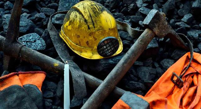 Jubilación; minería del carbón; cotizaciones ficticias; prorrata temporis. Imagen del equipo de un minero, casco, guantes, pico y chaleco