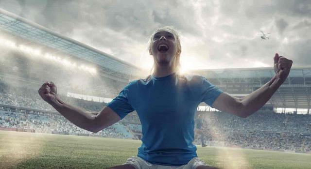 Fútbol femenino; no discriminación; fondo de fin de carrera. Una futbolista celebra con los brazos extendidos el resultado