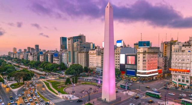 Selección normativa. Imagen de amanecer en el centro de una ciudad